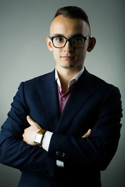 Fiatal stílusos férfi öltöny és szemüveg — Stock Fotó