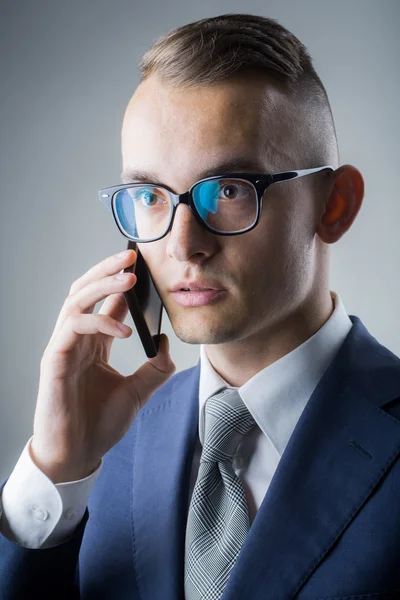 Cara em óculos com telefone celular — Fotografia de Stock