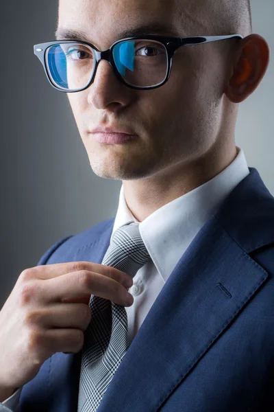 El muchacho a la moda joven en las gafas — Foto de Stock