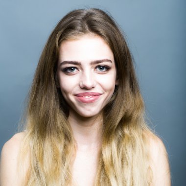 gülümseyen genç sarışın kız