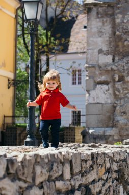 Küçük çocuk yürüyüş sahiptir