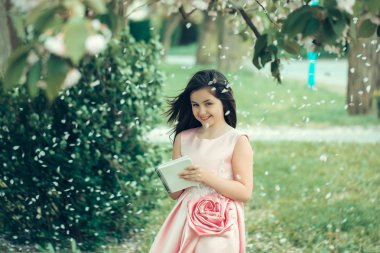 Defter ve kalem Bahçe ile elbiseli kız