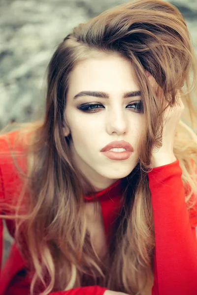 seksi genç kadın uzun saçlı