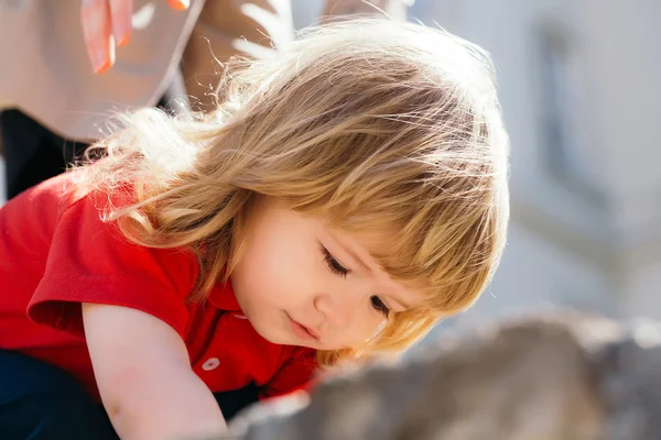 Pequeño niño mira hacia abajo — Foto de Stock