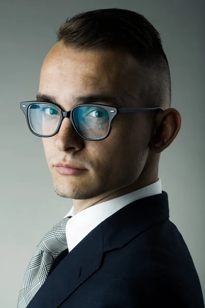 Jeune homme dans des lunettes — Photo