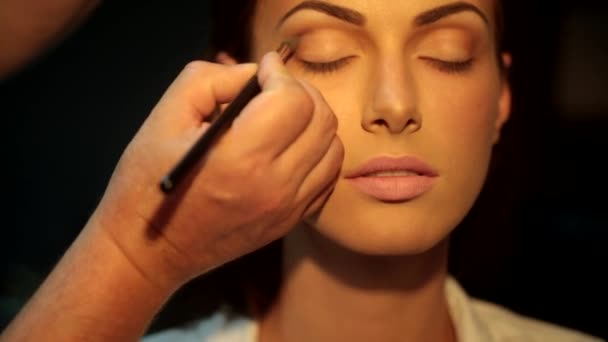 Visagist maakt modellen professionele oog make-up — Stockvideo