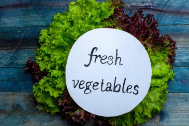 Taze salata ile not bırakır