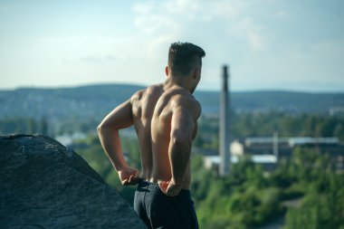 Seksi kaslı adam açık