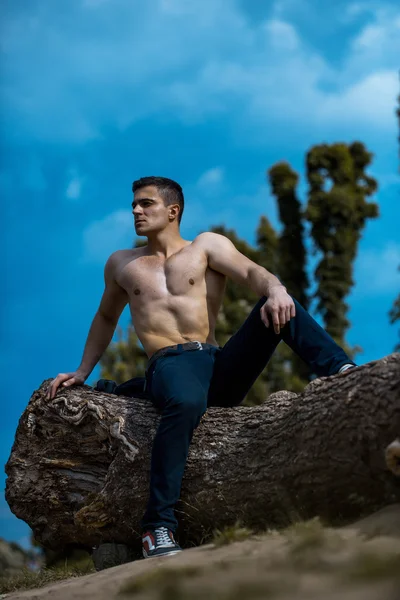 Hombre musculoso sexy en el cielo azul — Foto de Stock