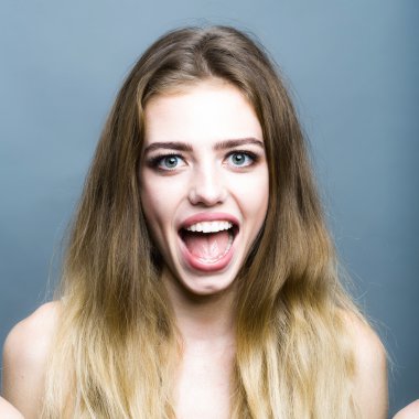 gülümseyen genç sarışın kız