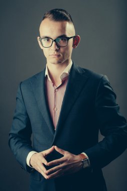 Zarif genç işadamı poz