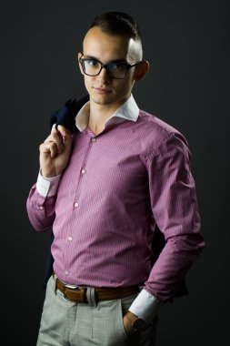 Gözlüklü yakışıklı adam