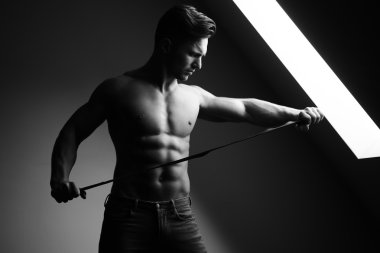 Kaslı adam kemer ile