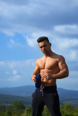 kaslı adam su şişesi ile poz