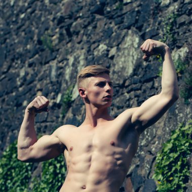 Kaslı vücut geliştirmeci açık poz