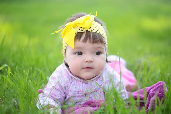 Menina bonito na grama verde — Fotografia de Stock