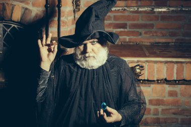 Siyah kostümlü eski Sihirbazı