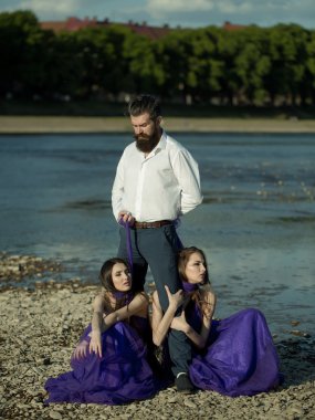 Sakallı adam ve iki kadın açık