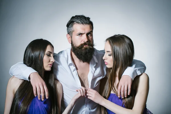 Бородатый мужчина и две женщины — стоковое фото