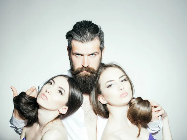 Бородатый мужчина и две женщины — стоковое фото