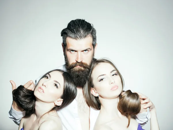 Homme barbu et deux femmes — Photo