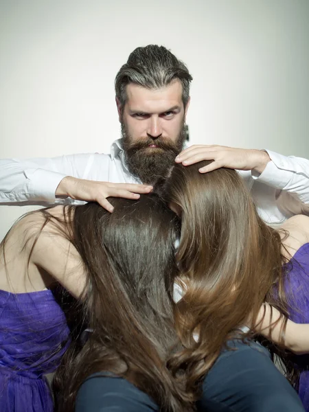 ひげを生やした男性と 2 人の女性 — ストック写真