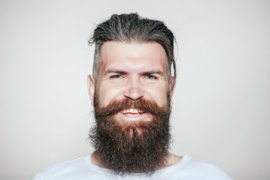 sakallı adam gülümsüyor