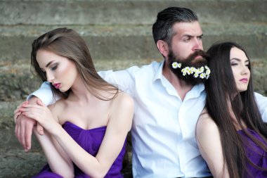 sakallı adam ve kadın merdivenlerde