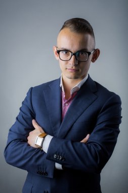 Genç şık erkek takım elbise ve gözlük