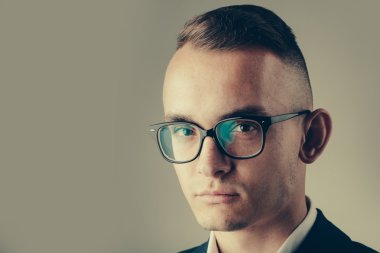 Gözlüklü genç adam