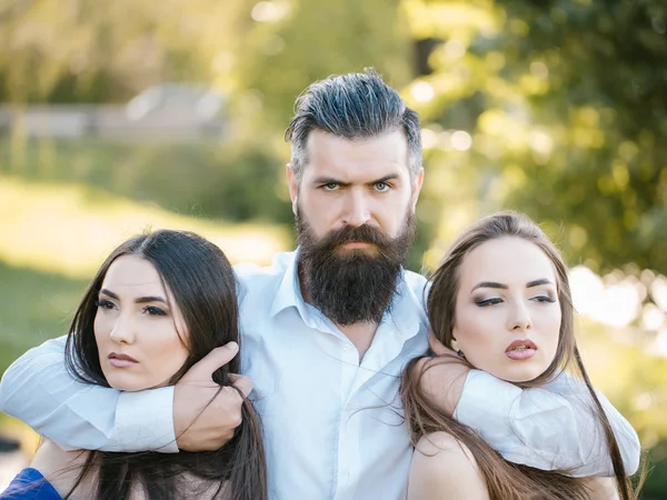 Homem barbudo e duas mulheres ao ar livre — Fotografia de Stock