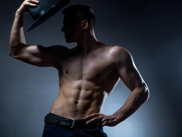 Sexy muscular homem com chapéu — Fotografia de Stock