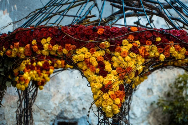 Florale decoratie op tuinhuis — Stockfoto