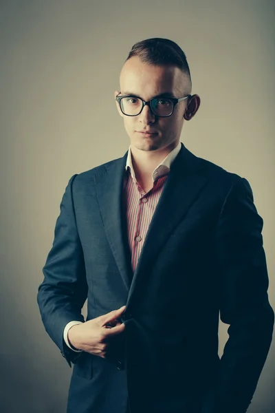 Joven hombre con estilo en traje y gafas —  Fotos de Stock