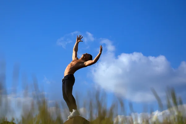 Sexy muscular homem no céu fundo — Fotografia de Stock