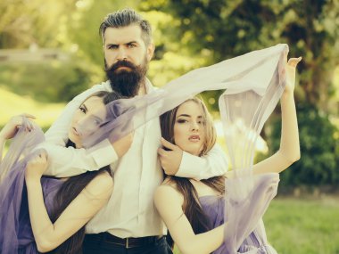 Sakallı adam ve iki kadın açık