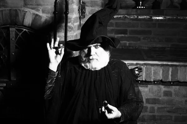 Viejo mago en traje negro — Foto de Stock