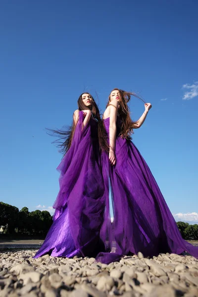 Mujer en vestidos violeta —  Fotos de Stock