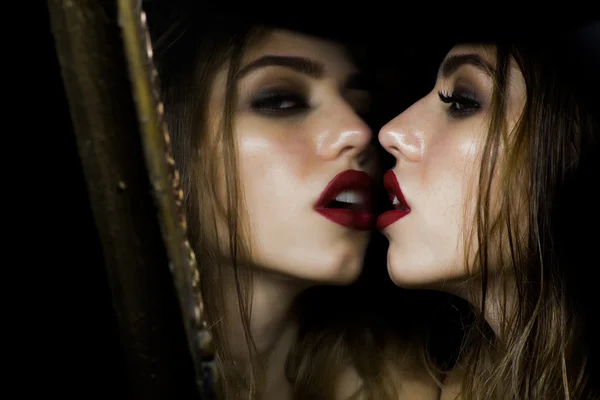 여성 반사 거울에 — 스톡 사진