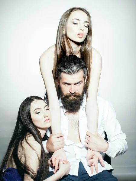 Brodaty mężczyzna i dwie kobiety — Zdjęcie stockowe