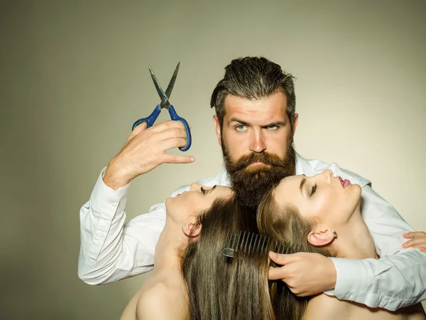 Fodrász szakállas férfi és két nő — Stock Fotó