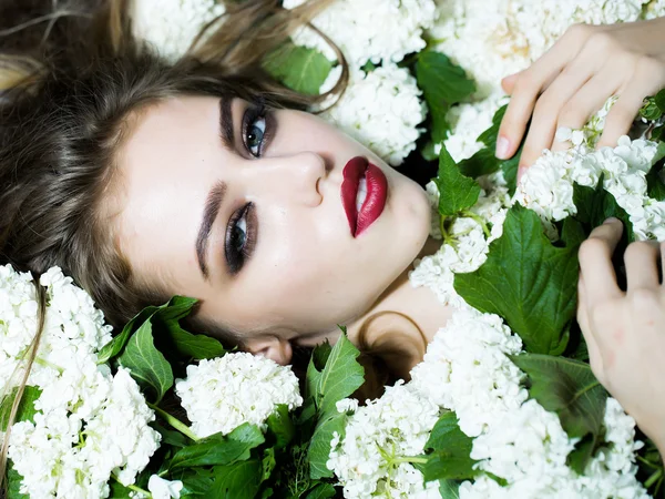 Elegant kvinde i hvid blomst - Stock-foto