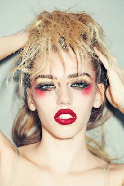 Vacker kvinna med konst makeup — Stockfoto