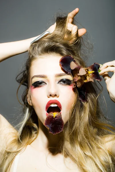 Mujer bonita con maquillaje de arte y pétalo — Foto de Stock