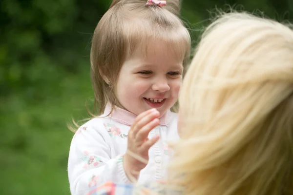 Glückliche Mutter mit kleinem Mädchen — Stockfoto