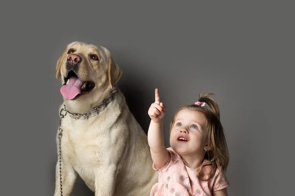 Niña con perro labrador —  Fotos de Stock