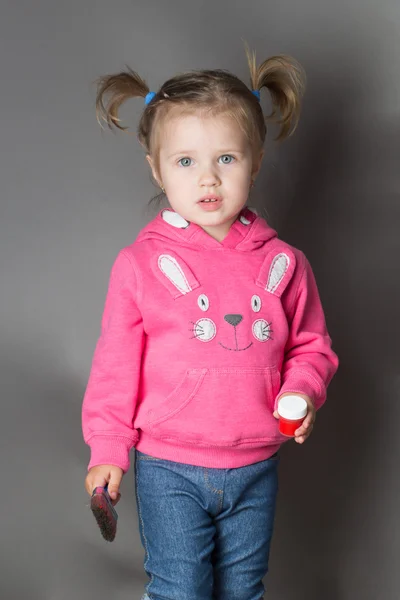 Маленька дівчинка з фарбою і пензлем — стокове фото