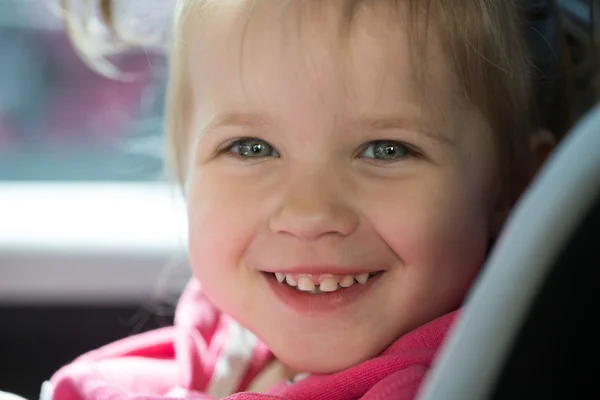 Hübsches kleines Mädchen lächelt — Stockfoto
