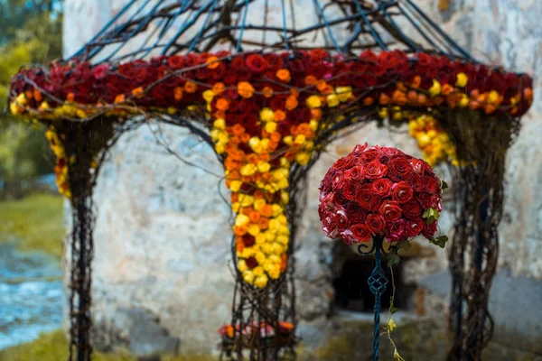 Florale decoratie op tuinhuis — Stockfoto