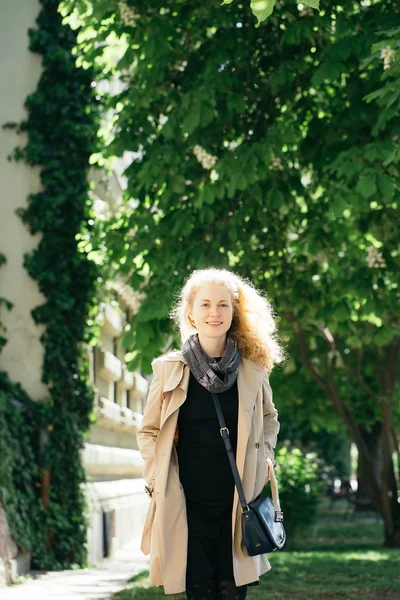 Pretty girl in the park — Stock Photo, Image